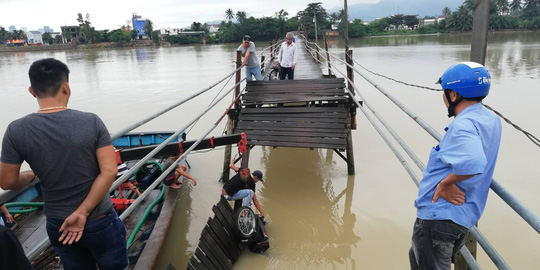 Sập cầu ở Nha Trang, 4 người cùng xe máy rơi xuống sông 1