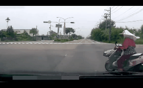 Clip: Xe máy không người lái bất ngờ đổ kềnh như Hình ảnh Clip: Xe máy không người lái bất ngờ đổ kềnh như