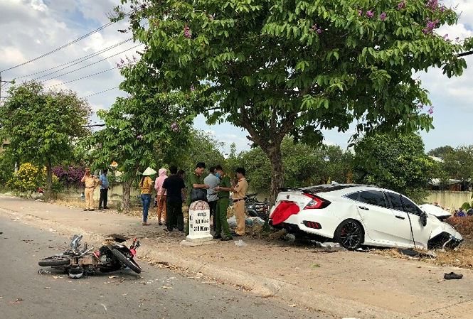 Bình Dương: Người đàn ông đứng trên vỉa hè chết oan vì 2 ô tô tông nhau - ảnh 1 Hình ảnh Bình Dương: Người đàn ông đứng trên vỉa hè chết oan vì 2 ô tô tông nhau số 1