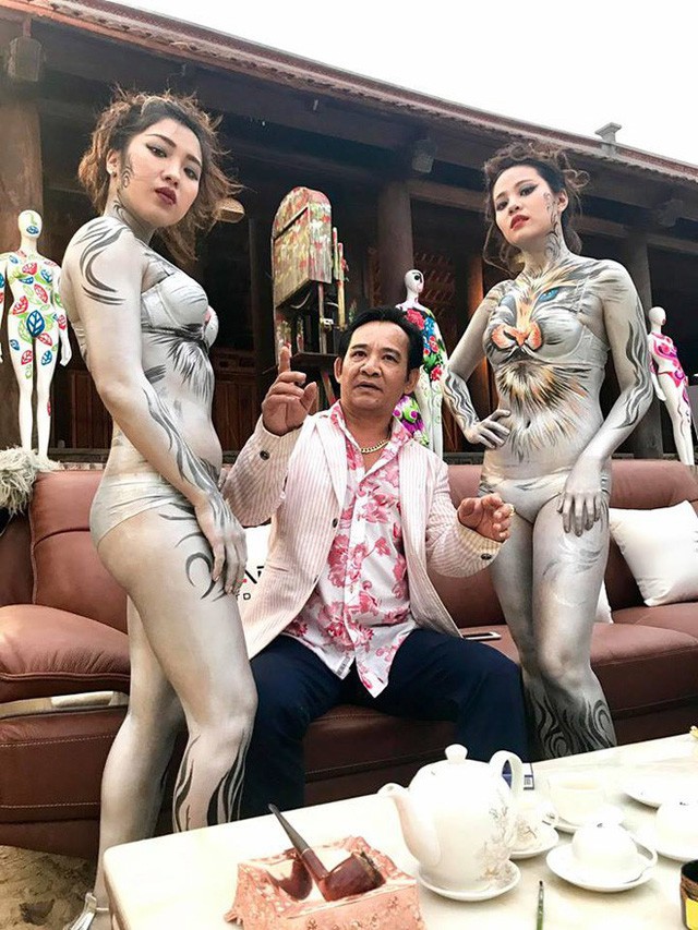 Rò rỉ hình ảnh Quang Tèo, Trung Hiếu ngồi bên người mẫu body painting 2
