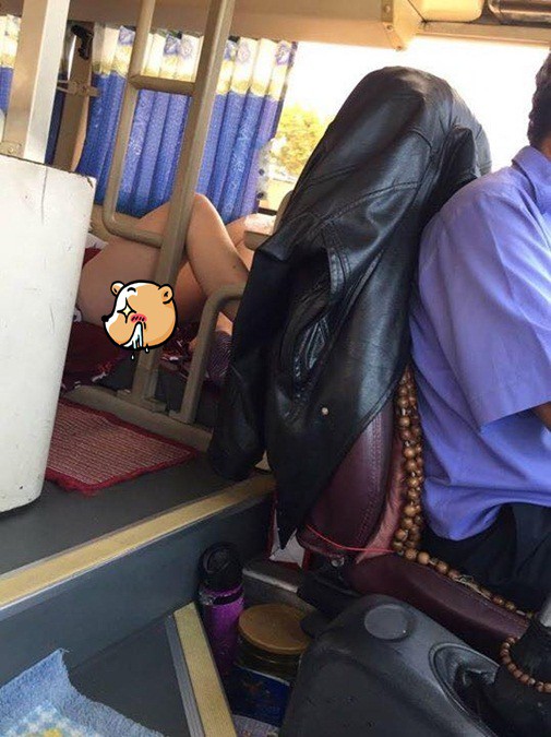 Những hình ảnh hớ hênh của các chị em trên các chuyến xe về quê ăn Tết khiến hành khách nhức mắt 6 Những hình ảnh hớ hênh của các chị em trên các chuyến xe về quê ăn Tết khiến hành khách nhức mắt 6