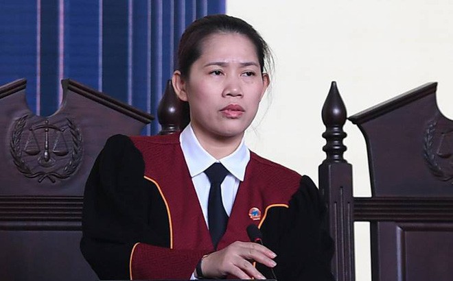 Nữ chủ tọa phiên tòa đánh bạc nghìn tỷ ở Phú Thọ và suất cơm hộp 25.000 đồng giữa sân tòa - ảnh 1 Hình ảnh Nữ chủ tọa phiên tòa đánh bạc nghìn tỷ ở Phú Thọ và suất cơm hộp 25.000 đồng giữa sân tòa số 1