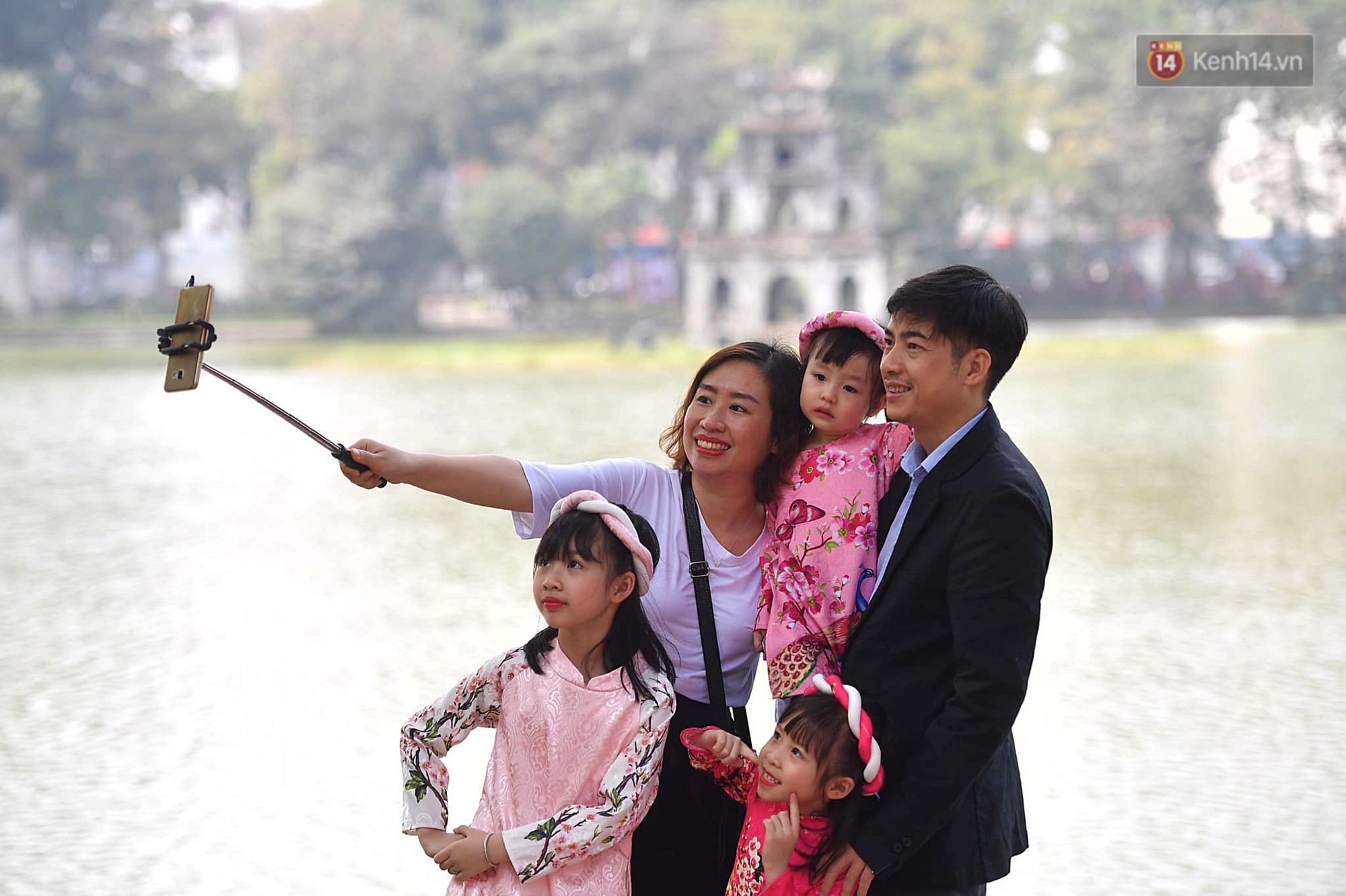 Nắng đẹp sáng mồng 1, hàng vạn người dân đổ lên Hồ Gươm khiến đâu đâu cũng đông đúc 8 Nắng đẹp sáng mồng 1, hàng vạn người dân đổ lên Hồ Gươm khiến đâu đâu cũng đông đúc 8