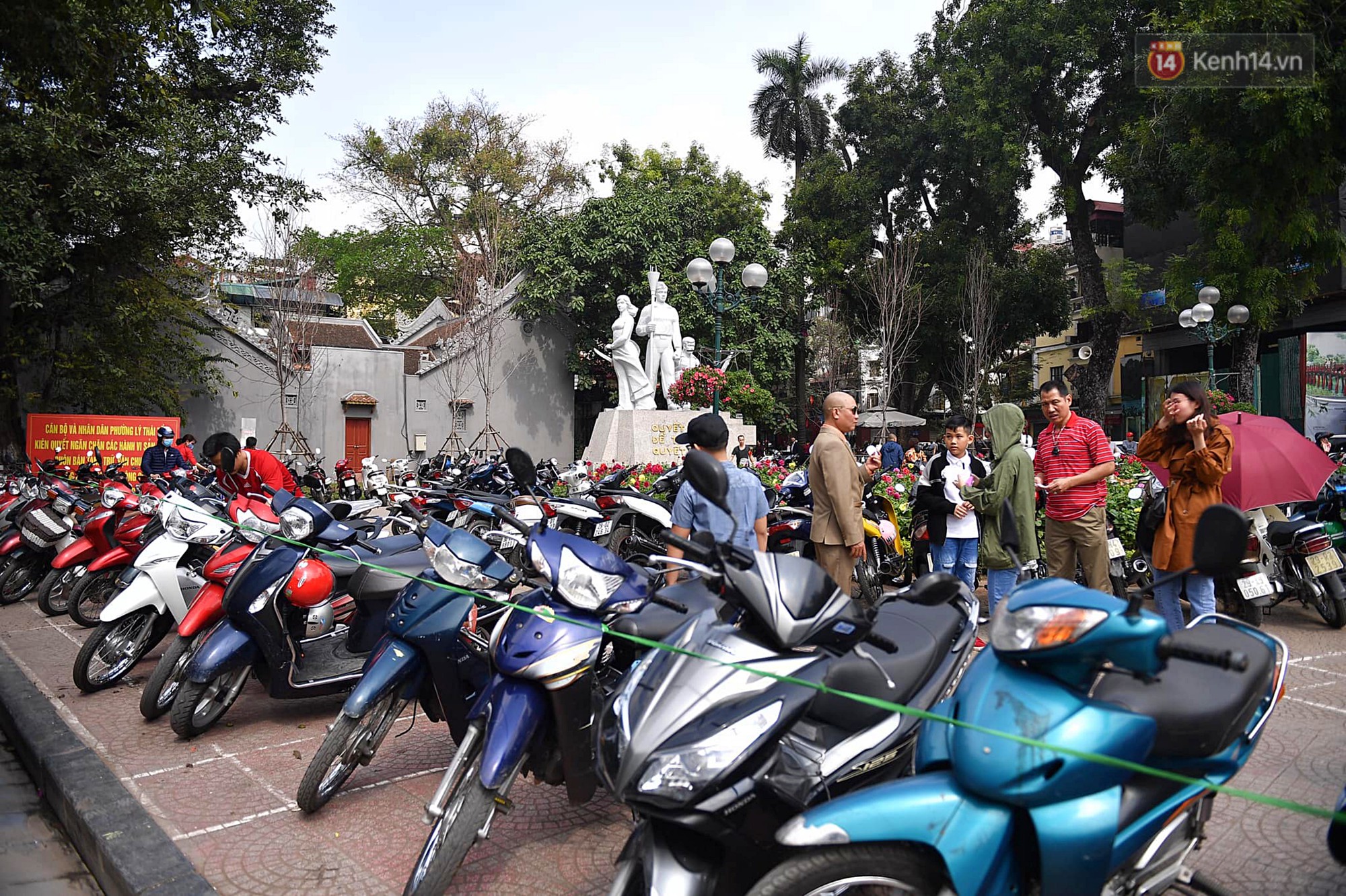 Nắng đẹp sáng mồng 1, hàng vạn người dân đổ lên Hồ Gươm khiến đâu đâu cũng đông đúc 12 Nắng đẹp sáng mồng 1, hàng vạn người dân đổ lên Hồ Gươm khiến đâu đâu cũng đông đúc 12