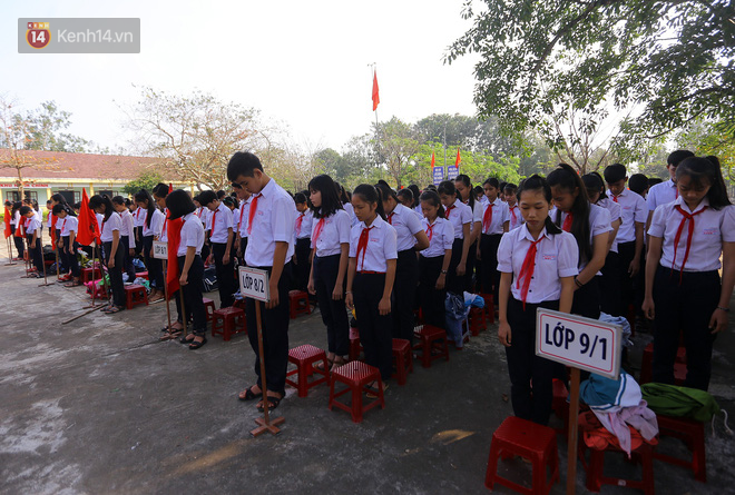 Buổi chào cờ đầu năm mới chìm trong nước mắt ở ngôi trường có 6 học sinh đuối nước thương tâm - Ảnh 6.