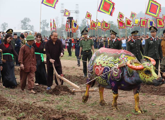 Phó Thủ tướng mặc áo nâu xuống ruộng đi cày tại Lễ hội Tịch Điền 2019 - ảnh 1 Hình ảnh Phó Thủ tướng mặc áo nâu xuống ruộng đi cày tại Lễ hội Tịch Điền 2019 số 1