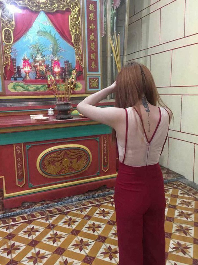 Đầu năm lên chùa lễ Phật, cô gái khiến ai cũng sốc vì mặc váy mỏng, hở cả tấm lưng trần - Ảnh 2.