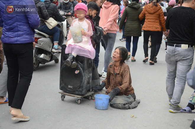 Bò, trườn, lê lết tại chợ Viềng, đội quân ăn xin, hát rong kiếm bộn tiền từ người dân - ảnh 2 Bò, trườn, lê lết tại chợ Viềng, đội quân ăn xin, hát rong kiếm bộn tiền từ người dân - Ảnh 2.