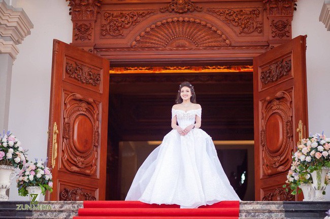 Rò rỉ hình ảnh xa hoa bên trong lâu đài 7 tầng của gia đình cô dâu xinh đẹp nổi tiếng Nam Định - Ảnh 1.