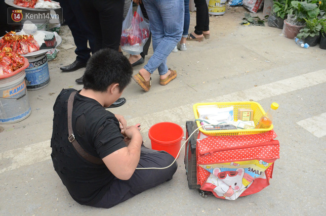 Bò, trườn, lê lết tại chợ Viềng, đội quân ăn xin, hát rong kiếm bộn tiền từ người dân - ảnh 4 Bò, trườn, lê lết tại chợ Viềng, đội quân ăn xin, hát rong kiếm bộn tiền từ người dân - Ảnh 4.