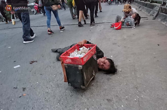 Bò, trườn, lê lết tại chợ Viềng, đội quân ăn xin, hát rong kiếm bộn tiền từ người dân - ảnh 6 Bò, trườn, lê lết tại chợ Viềng, đội quân ăn xin, hát rong kiếm bộn tiền từ người dân - Ảnh 6.