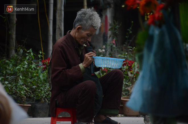 Bò, trườn, lê lết tại chợ Viềng, đội quân ăn xin, hát rong kiếm bộn tiền từ người dân - ảnh 7 Bò, trườn, lê lết tại chợ Viềng, đội quân ăn xin, hát rong kiếm bộn tiền từ người dân - Ảnh 7.