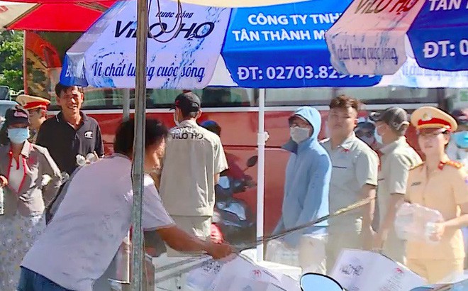 Lời khai bất ngờ của người đàn ông dọa đánh nữ CSGT phát nước miễn phí - ảnh 2 Hình ảnh Lời khai bất ngờ của người đàn ông dọa đánh nữ CSGT phát nước miễn phí số 2