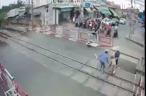 Thót tim hai nữ nhân viên gác chắn lao tới cứu cụ bà trước đầu tàu hỏa - ảnh 2 Hình ảnh Thót tim hai nữ nhân viên gác chắn lao tới cứu cụ bà trước đầu tàu hỏa số 2