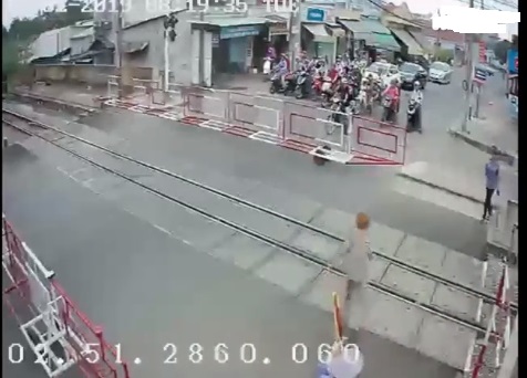 Thót tim hai nữ nhân viên gác chắn lao tới cứu cụ bà trước đầu tàu hỏa - ảnh 1 Hình ảnh Thót tim hai nữ nhân viên gác chắn lao tới cứu cụ bà trước đầu tàu hỏa số 1