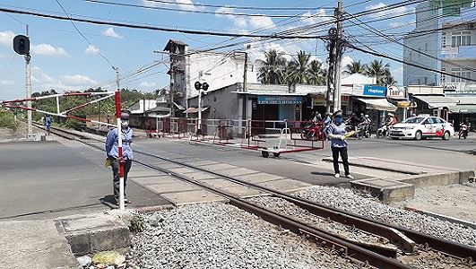 Thót tim hai nữ nhân viên gác chắn lao tới cứu cụ bà trước đầu tàu hỏa - ảnh 3 Hình ảnh Thót tim hai nữ nhân viên gác chắn lao tới cứu cụ bà trước đầu tàu hỏa số 3