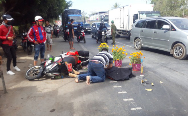 Chồng gào khóc ôm thi thể vợ bị xe khách cán tử vong trên đường trở lại thành phố sau kỳ nghỉ Tết - ảnh 1 Hình ảnh Chồng gào khóc ôm thi thể vợ bị xe khách cán tử vong trên đường trở lại thành phố sau kỳ nghỉ Tết số 1