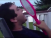Thanh niên nghịch dại lấy lưỡi thử vợt muỗi điện