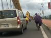 Cảm động trước hình ảnh ôtô chạy chậm chắn gió giúp người đi xe đạp qua cầu