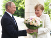Tổng thống Putin gây tranh cãi khi tặng hoa cho Thủ tướng Merkel  