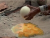 Nhờ nấu giúp quả trứng đà điểu, người đàn ông đinh ninh bà lão sẽ dùng chảo không ngờ bà đổ hết trứng lên cát