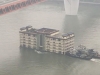 Cảnh tượng kinh ngạc: Nhà hàng 5 tầng trôi lững lờ trên sông