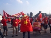 CĐV dán băng rôn khẩu hiệu lên “siêu xe' để “tiếp lửa” đội tuyển Việt Nam