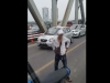 Nam thanh niên cầm hung khí chặn đầu xe buýt trên cầu Chương Dương