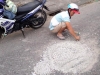 Thợ đá đục mảng bê tông trên đường được Sở GTVT Đà Nẵng khen thưởng