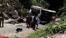 Nổ xe khách, 8 người chết: Công an Lào tạm giữ tài xế