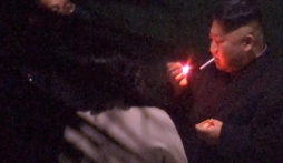 Tiết lộ lý do đặc biệt ông Kim Jong-un chỉ dùng diêm khi hút thuốc