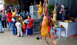Ban quản lý chùa Hương bị phê bình vì những hình ảnh phản cảm tại Lễ hội