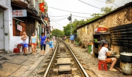 Xóm 'đường tàu' ở Hà Nội gây sửng sốt trên báo nước ngoài