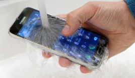 Khả năng chống bụi và nước 'không đỡ được' của Galaxy S5