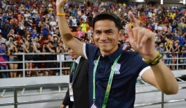 HLV Kiatisak nói gì khiến cầu thủ Thái Lan 'lên đồng' ở hiệp 2?