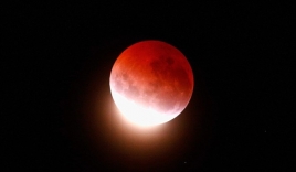 Chiêm ngưỡng vẻ đẹp huyền ảo của 'trăng máu' trên khắp thế giới