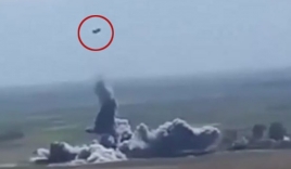 Clip: Xe đánh bom tự sát của IS nổ tung trên không trung