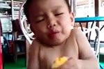 Clip: Cười 'ngất ngây' với biểu cảm đáng yêu khi em bé ăn chanh