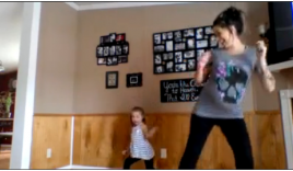 Video: Mẹ bầu 8 tháng nhảy rock cùng con gái 6 tuổi