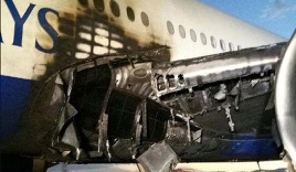 Máy bay Boeing chở 172 người bị cháy trơ khung cánh