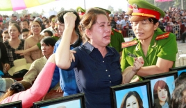 Người thân vụ thảm án ở Bình Phước đau đớn gào thét tại phiên tòa