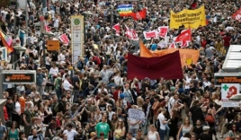 Gần 2.000 người biểu tình đòi bà Merkel từ chức