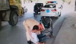 Sự thật clip CSGT bế người ngồi xe lăn gặp tai nạn khiến dân mạng nghi ngờ