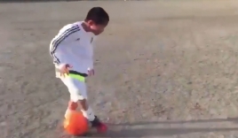 Video: Ngỡ ngàng với khả năng đi bóng của cầu thủ nhí