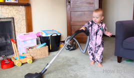 Video: Em bé làm việc nhà theo lệnh bố cực đáng yêu