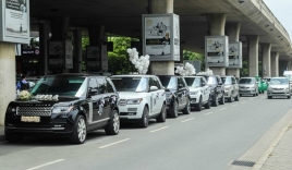 Đại gia Minh “Nhựa” lái dàn siêu xe Land Rover ra sân bay đón vợ
