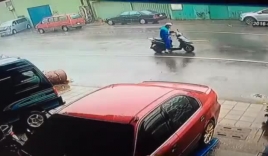 Video: Siêu bão Meranti thổi bay người đi xe máy
