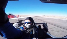 Video: Phi công may mắn sống sót khi bị máy bay sượt qua đầu
