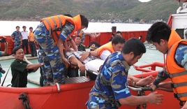 Cảnh sát biển cứu thành công 6 thuyền viên tàu cá gặp nạn 