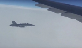 Video: Máy bay chở nhà báo Nga bị 3 chiến đấu cơ Thụy Sĩ áp sát